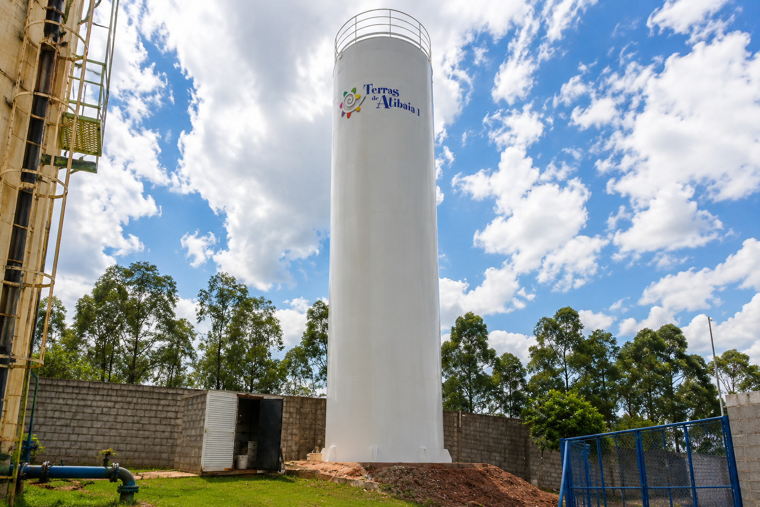 Caixa d'água tubular instalada em empreendimento com área verde