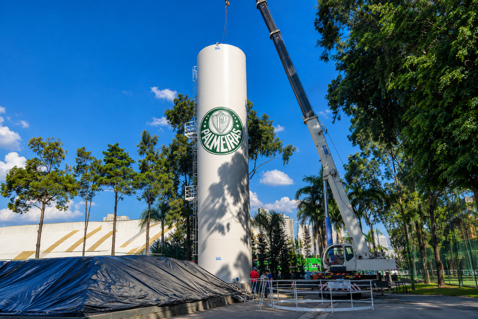 Caixa d'água tubular em instalação com guindaste
