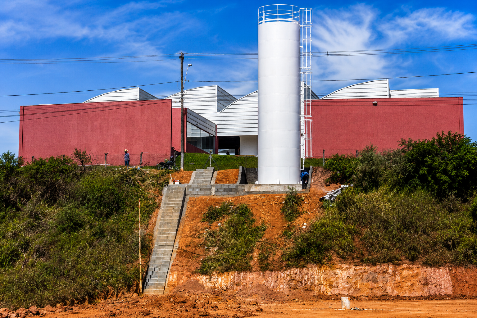 Caixa d'água tubular em obra com estrutura vertical