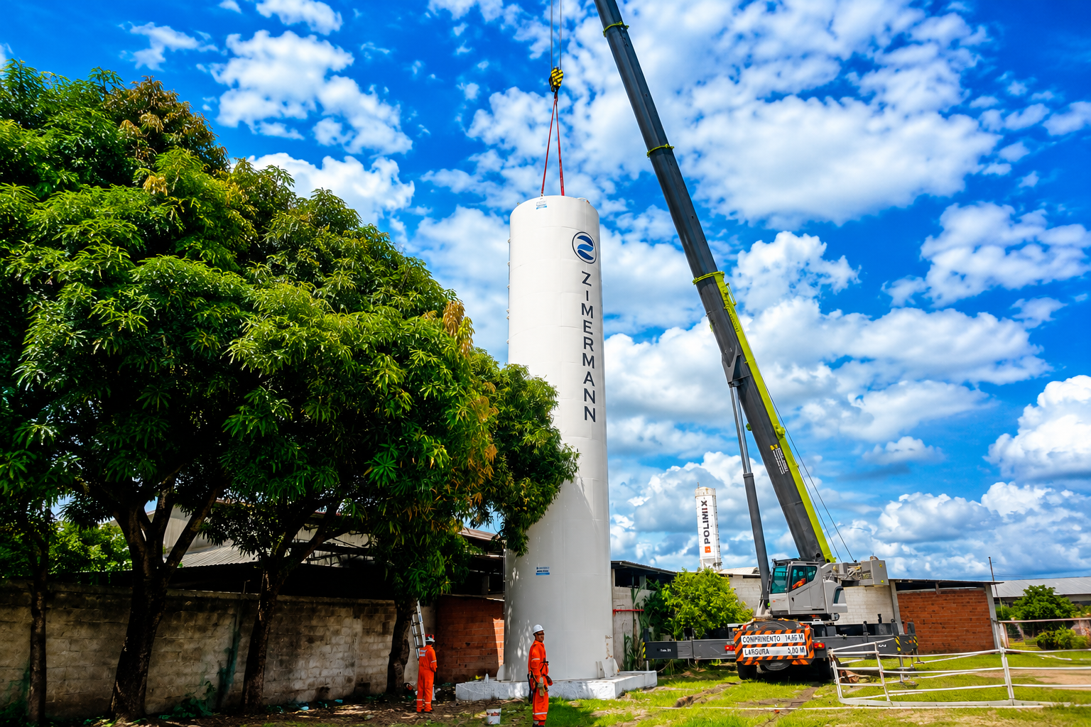 Caixa d'água tubular sendo posicionada em área industrial